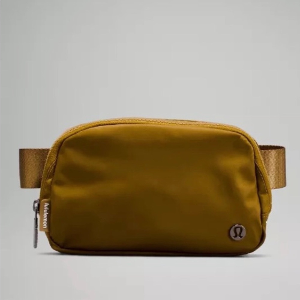 🍂Lululemon Everywhere Belt Bag in Burnt Caramel * NEW WITH TAGS NEW FALL COLOR*